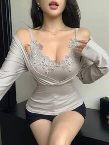 DAZY 秋季女款 V 領鏤空蕾絲飾邊拼接細肩帶背心與長袖 T 恤 2 件套，修身收腰，優雅休閒，適合通勤約會 - 杏色 - 查看 6