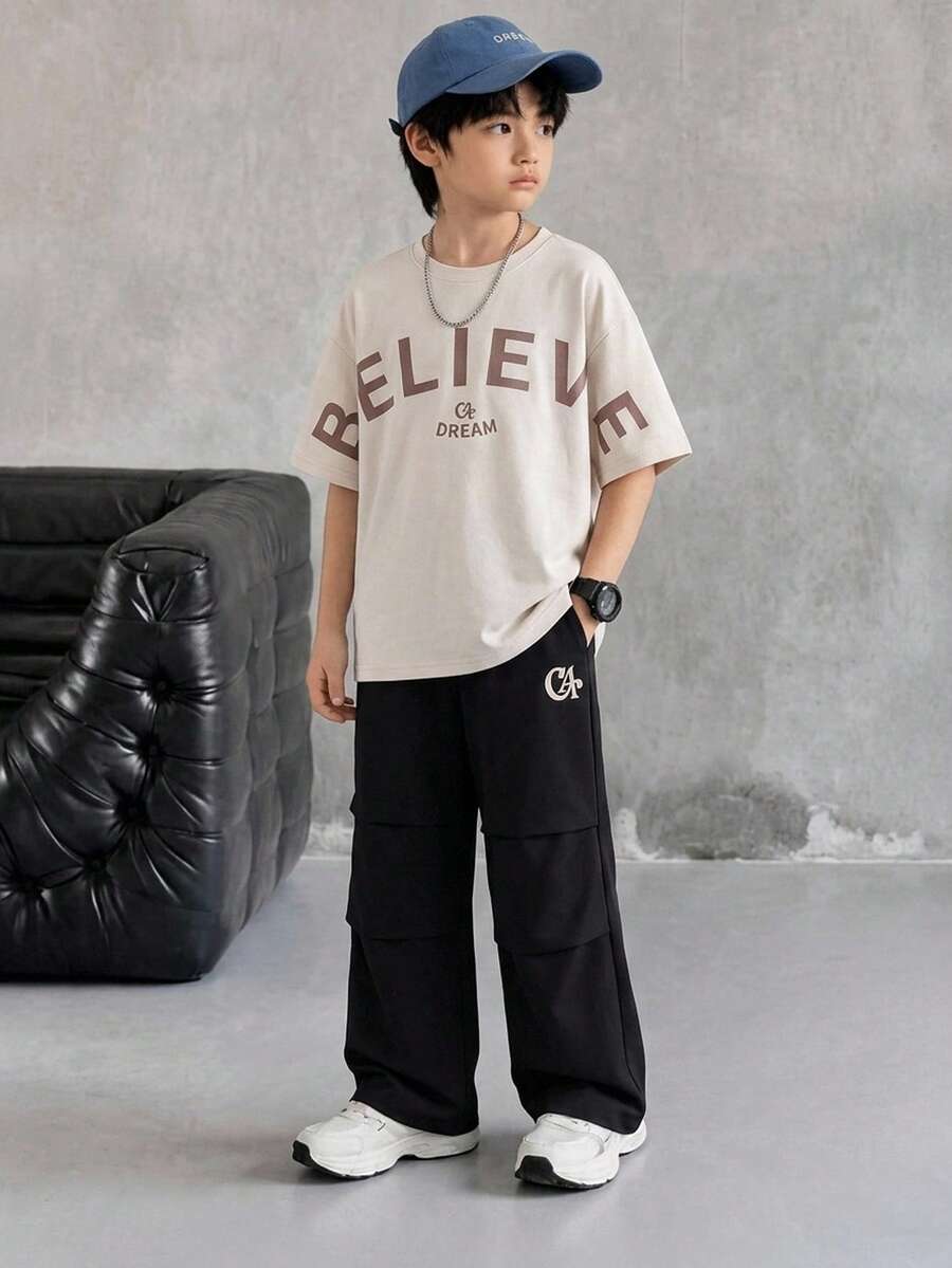 SHEIN Casuvi Kids 大童男孩字母印花短袖T恤與長褲休閒酷感套裝,米色黑色,適合學校與夏季 - 彩色 - 查看 1