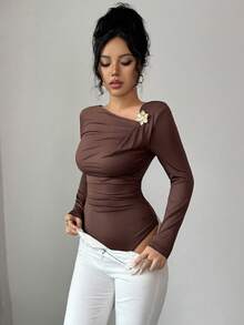 SHEIN Elenzya 7月4日新款女士美拉德咖啡色休闲斜领金属花朵胸针设计褶皱修身遮肚连体衣，适合假日和日常穿着，长袖连体衣 - 咖啡棕 - 查看 3
