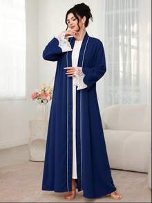 Al Najma Bata larga elegante con decoración de solapa en color contrastante y puños de encaje contrastante - azul real - Ver 5