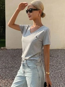 DAZY تي شيرت نسائي صيفي بياقة V وأكمام قصيرة مع تطريز صغير مزخرف، كاجوال حضري متعدد الاستخدامات بقصة فضفاضة - رمادي - مشاهدة 9