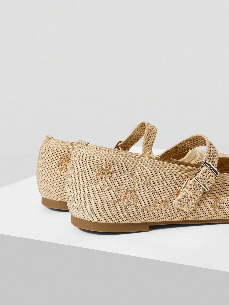 WOMEN'S NEW FASHION EMBROIDERY BREATHABLE V-CUT SQUARE TOE FLAT-SOLED SHOES APRICOT, VERSATILE, ELEGANT, SIMPLE, CASUAL AND COMFORTABLE BALL