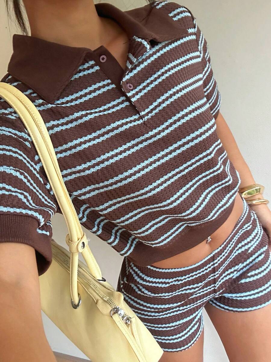 Aloruh Camiseta corta para mujer de estilo casual joven y atrevido, con cuello polo, ajustada en la parte superior, cintura suelta y bajo ceñido, color marrón con rayas azules - Multicolor - Ver 1