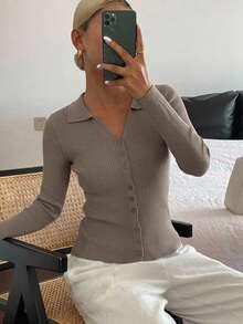 DAZY 女款素色修身V領彈性薄款開襟針織外套，秋季休閒老錢風 - 卡其色 - 查看 5