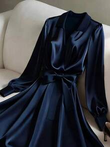 GlowEve CURVE 大码女士优雅休闲通勤日常缎面长袖交叉领系带蝴蝶结连衣裙，缎面材质，适合女士穿着，尽显奢华气质，适合优雅女士、正式场合穿着，也适合长袖穿着。 - 藏蓝色 - 查看 7