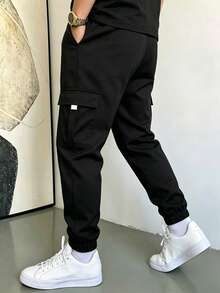 Manfinity Homme 男士成熟休閒彈性腰工裝慢跑運動長褲，適合日常休閒、週末出遊、旅行、朋友聚會等多種場合。這款長褲是男士衣櫥中的百搭必備單品，非常適合作為送給男朋友或丈夫的禮物 - 黑色 - 查看 2