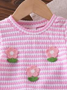 SHEIN Playful Pals 嬰兒/幼兒（女童）粉色針織提花短袖T恤上衣與藍色牛仔長褲花卉套裝，時尚休閒蝴蝶結套裝 - 粉色 - 查看 6