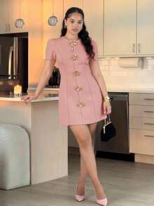 SHEIN MOD 大码女式纯色金属花卉装饰休闲约会连衣裙 - 粉色 - 查看 10