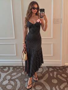 Sunnyshic Robe maxi à col en V avec bretelles spaghetti, dos nu, taille cintrée et imprimé à pois en tricot noir avec décoration florale 3D rose. Robe d'été, de plage, de pays, élégante et douce, polyvalente pour les femmes - Noir - Voir 1