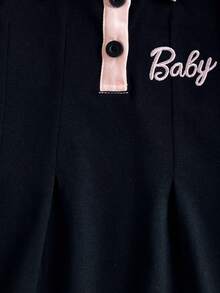 SHEIN 粉色新生女嬰夏季可愛開學季 Polo 領短袖刺繡 A 字裙 前開扣公主風柔軟日常穿著洋裝 - 黑色 - 查看 8