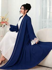 Al Najma Bata larga elegante con decoración de solapa en color contrastante y puños de encaje contrastante - azul real - Ver 3
