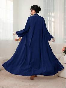 Al Najma Bata larga elegante con decoración de solapa en color contrastante y puños de encaje contrastante - azul real - Ver 2