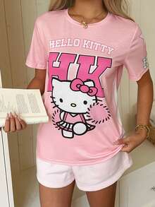 CovetEZ HELLO KITTY AND FRIENDS | SHEIN 女款夏季寬鬆圓領短袖T恤，休閒極簡運動街頭百搭，適合派對、機場、音樂節，數字英文字母學院風啦啦隊可愛貓咪印花圖案 - 彩色 - 查看 4