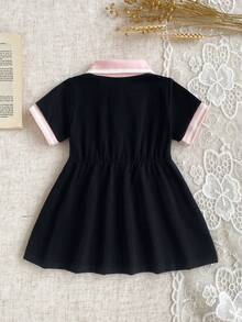 SHEIN 粉色新生女嬰夏季可愛開學季 Polo 領短袖刺繡 A 字裙 前開扣公主風柔軟日常穿著洋裝 - 黑色 - 查看 4