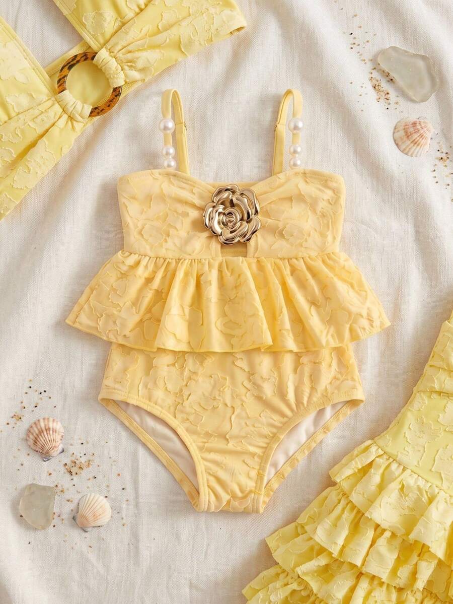 SHEIN Traje de baño de una pieza para bebé niña con textura de punto, decoración de perlas falsas amarillas, decoración de flor de metal y tirantes con volantes - Amarillo - Ver 1