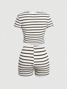 SHEIN 兒童青少年女孩針織休閒條紋黑白灰圓領套頭衫 + 條紋黑白短褲套裝，夏季穿搭，休閒風格 - 黑與白 - 查看 2