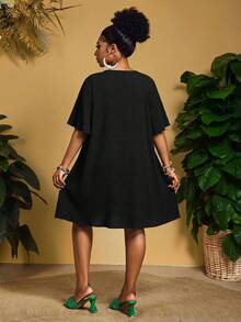 Slaydiva Vestido negro texturizado de talla grande, vestido negro con cuello en V - Negro - Ver 2