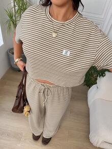 SHEIN EZwear 大尺碼女款棕色條紋短袖襯衫與彈性腰長褲套裝，休閒日常穿著，正式度假、返校、旅行夏季款 - 彩色 - 查看 2