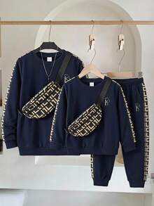 SHEIN 買2送1附包，幼童男孩女孩秋冬套裝，3件/組拼色拼接圓領套頭運動衫、針織上衣、運動長褲與斜跨包套組，舒適百搭時尚日常可愛字母圖案極簡基礎款，適合室內、戶外滑雪、日常、運動、玩耍、派對、拍照、度假 - 藍色 - 查看 7