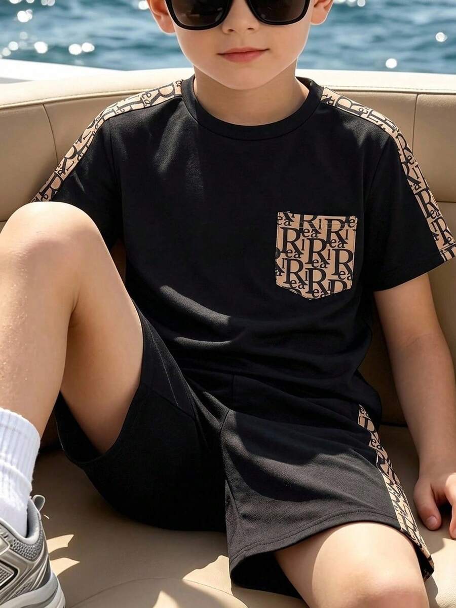 SHEIN 2件套儿童/青少年男童休闲拼图图案侧缝圆领黑色短袖宽松T恤和短裤针织套装,适合通勤、上学、日常休闲、度假、运动、春夏穿着。 - 黑色 - 查看 1