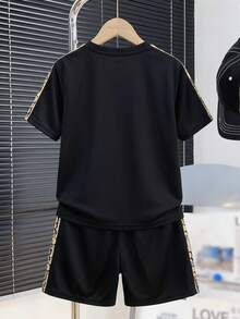 SHEIN 2件套儿童/青少年男童休闲拼图图案侧缝圆领黑色短袖宽松T恤和短裤针织套装，适合通勤、上学、日常休闲、度假、运动、春夏穿着。 - 黑色 - 查看 2