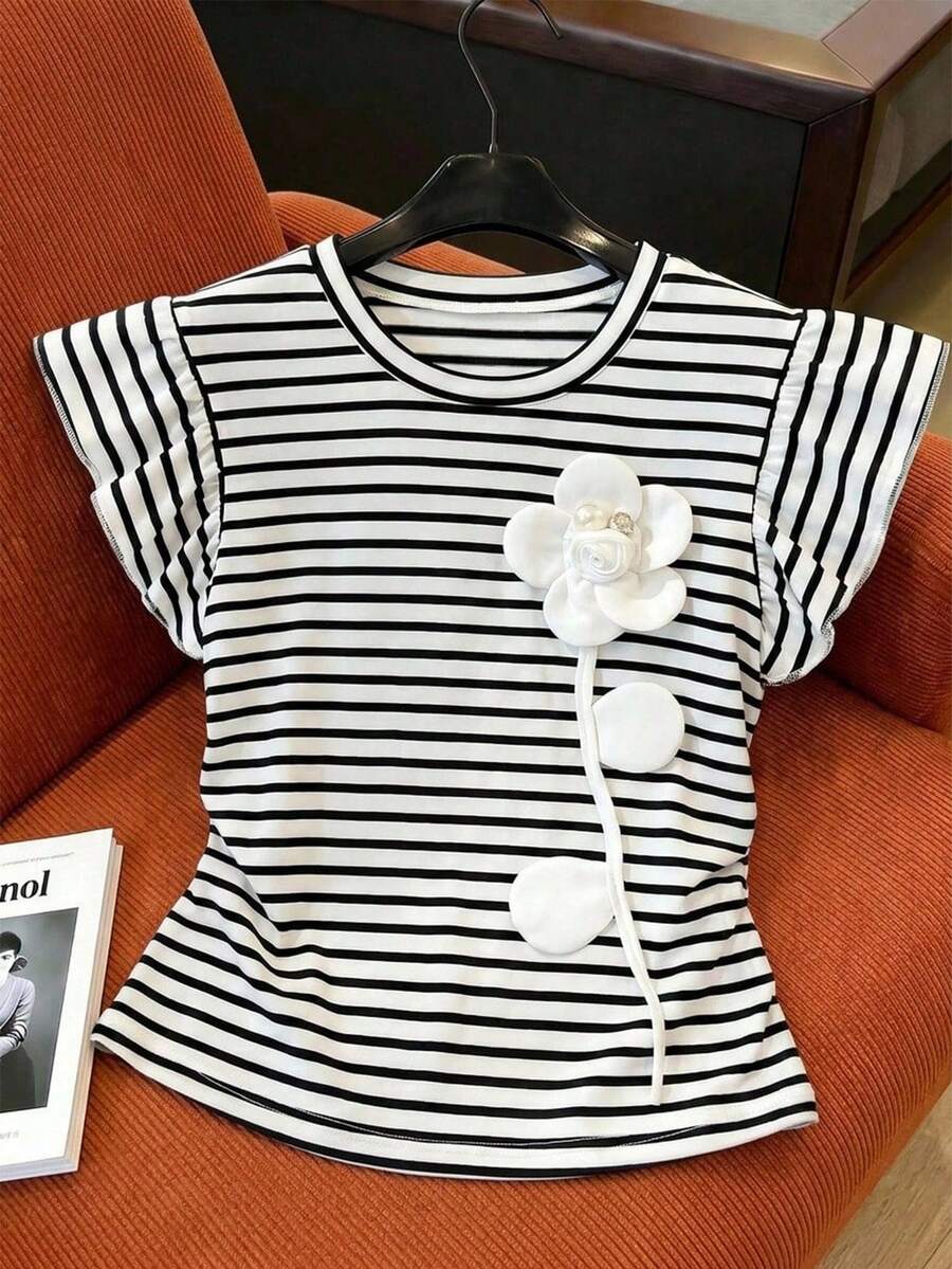 SHEIN Sparklyn 女童經典黑白條紋T恤,右側飾有3D白色布藝花朵裝飾,清新優雅風格,適合夏季返校穿著 - 黑與白 - 查看 1
