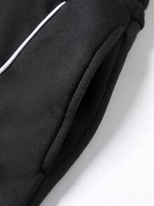 Manfinity Roghcode 男士街頭風熱銷 INS 風格對比飾邊工藝雙腰帶設計汽車 Logo 與印花點綴日常穿搭男友丈夫禮物週年紀念禮物黑色連帽衛衣套裝 - 彩色 - 查看 7
