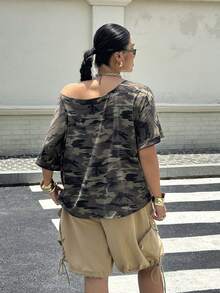 Muchica 大尺碼街頭時尚迷彩印花不對稱肩 T-shirt，適合旅行與度假 - 彩色 - 查看 2