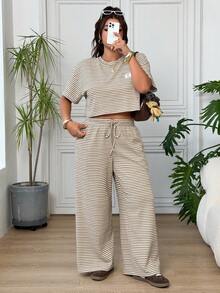 SHEIN EZwear 大尺碼女款棕色條紋短袖襯衫與彈性腰長褲套裝，休閒日常穿著，正式度假、返校、旅行夏季款 - 彩色 - 查看 4