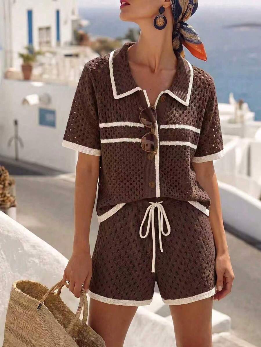 SHEIN Holidaya Set nou de 2 piese pentru femei, pentru vacanță la plajă, culoare caisă, cu textură goală, guler contrastant, relaxat, tiv retro, casual, moale, confortabil, design de înaltă calitate, cardigan cu guler polo de zi cu zi și pantaloni scurți cu șnur. - cafea maro - Vizualizare 1