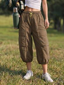 WanderVale Celana Capri Kargo Outdoor Minimalis Wanita dengan Tali Serut di Pinggang dan Kantong - Khaki - View 9
