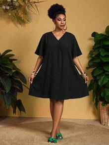 Slaydiva Vestido negro texturizado de talla grande, vestido negro con cuello en V - Negro - Ver 3