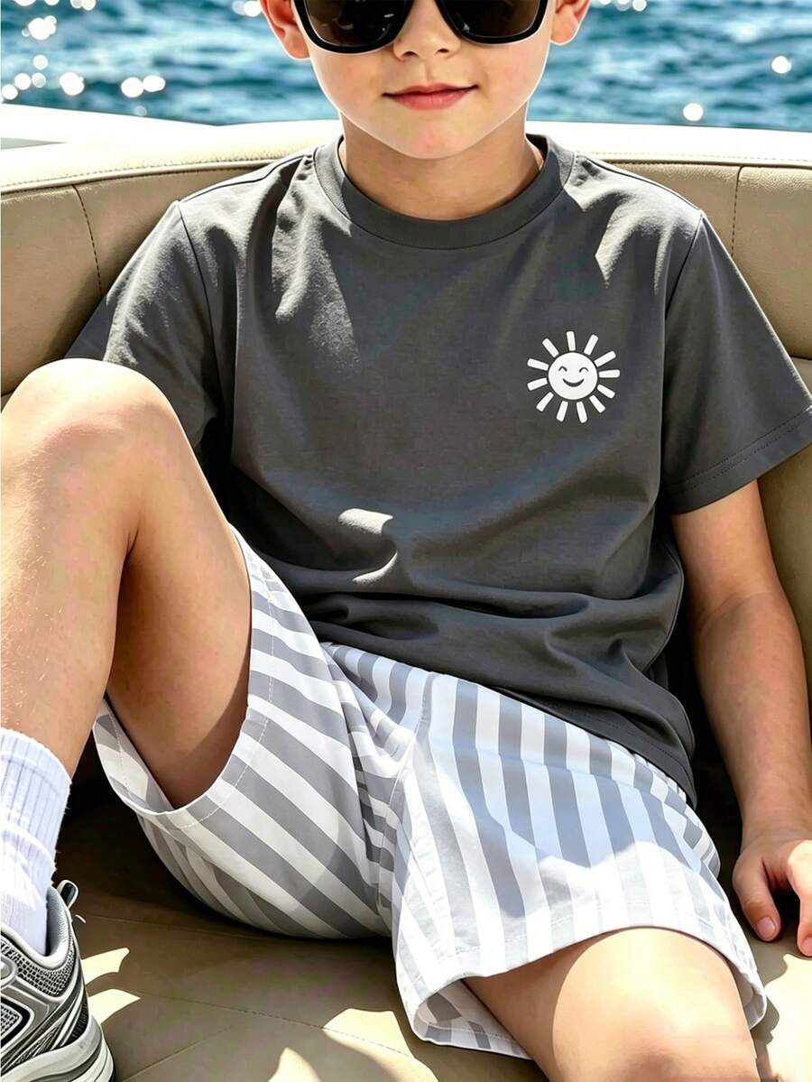 2件組大男孩夏季度假太陽印花T恤與全滿條紋短褲套裝,適合海灘、露營、休閒度假、外出、返校,春夏穿著,圖案印花,島嶼風格,海灘週末,夏季穿搭 - 灰色 - 查看 1