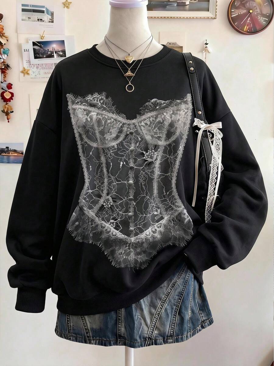 SHEIN EZwear 哥德風數位印花休閒寬鬆中長版圓領落肩女款衛衣,送給朋友的禮物,簡約印花圖案圓領長袖寬鬆加厚女款衛衣 - 黑色 - 查看 1