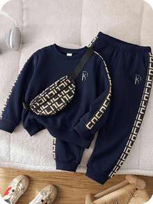 SHEIN 買2送1附包，幼童男孩女孩秋冬套裝，3件/組拼色拼接圓領套頭運動衫、針織上衣、運動長褲與斜跨包套組，舒適百搭時尚日常可愛字母圖案極簡基礎款，適合室內、戶外滑雪、日常、運動、玩耍、派對、拍照、度假 - 藍色 - 查看 1