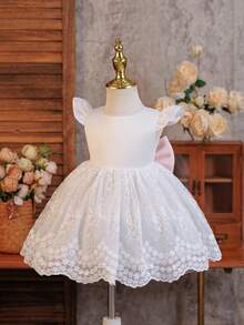 SHEIN Glamorique Kids 女嬰白色緞面刺繡蕾絲短袖洋裝，附可拆式蝴蝶結與蓬蓬裙設計，適合周歲生日派對、生日派對、婚禮花童、晚宴、高端親子活動、家庭聚會、親子拍照、畢業舞會等重要場合，可愛嬰兒公主裙，適合夏季日常與度假穿著 - 白色 - 查看 6