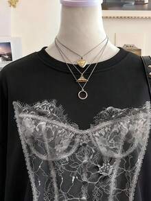 SHEIN EZwear 哥德風數位印花休閒寬鬆中長版圓領落肩女款衛衣，送給朋友的禮物，簡約印花圖案圓領長袖寬鬆加厚女款衛衣 - 黑色 - 查看 3