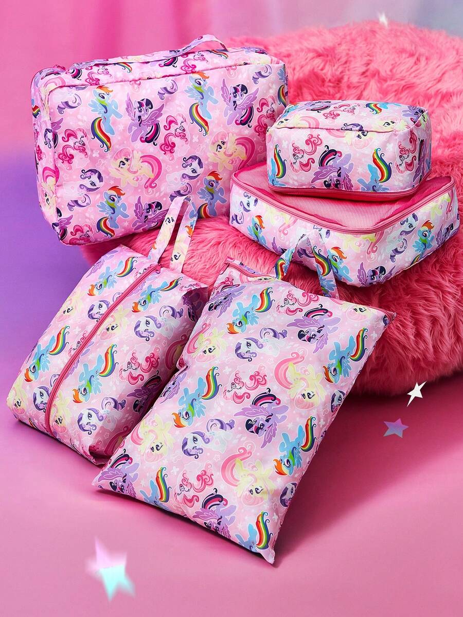 My Little Pony X SHEIN 可爱卡通图案印花旅行收纳袋,网状表面,分类收纳,多种尺寸可选,适用于各种尺寸的包袋,非常适合短途旅行、长途旅行、日常居家收纳等各种场景,适合男孩、女孩、男士、女士和学生,图案包含暮光闪闪、云宝黛西、柔柔、碧琪、珍奇、苹果嘉儿等卡通人物,象征友谊,是理想的礼物之选。 - 粉色 - 查看 1