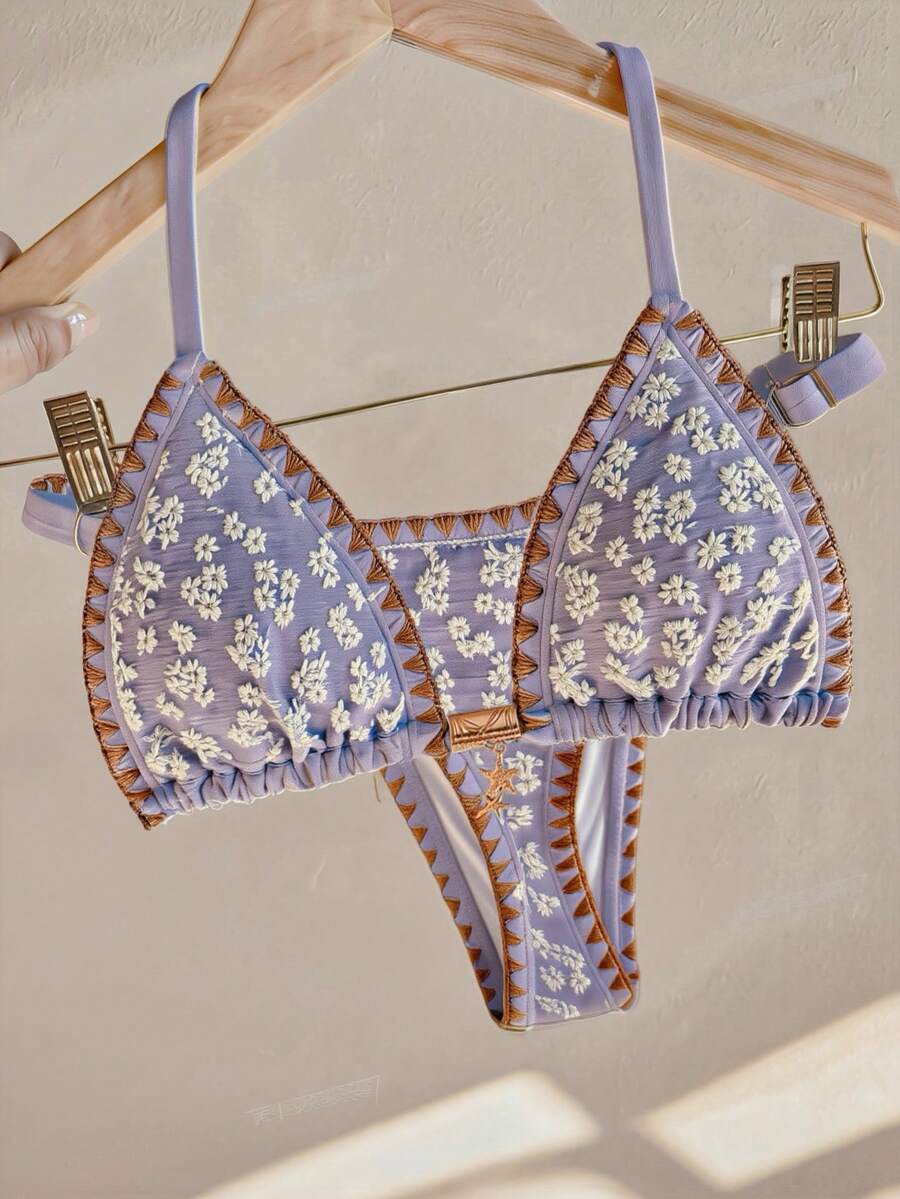 Swim Mod 新款女款優雅奢華波希米亞度假風兩件式比基尼套裝,清新淺藍色紋理手工刺繡三角比基尼,白色雛菊刺繡、棕色對比縫線飾邊與海星金屬吊墜,可調節性感三角比基尼褲底附滑塊細節,彈性泳裝面料,適合夏季海灘度假、泳池派對、音樂節、母親節/婚禮假期、春假 - 紫色 - 查看 1