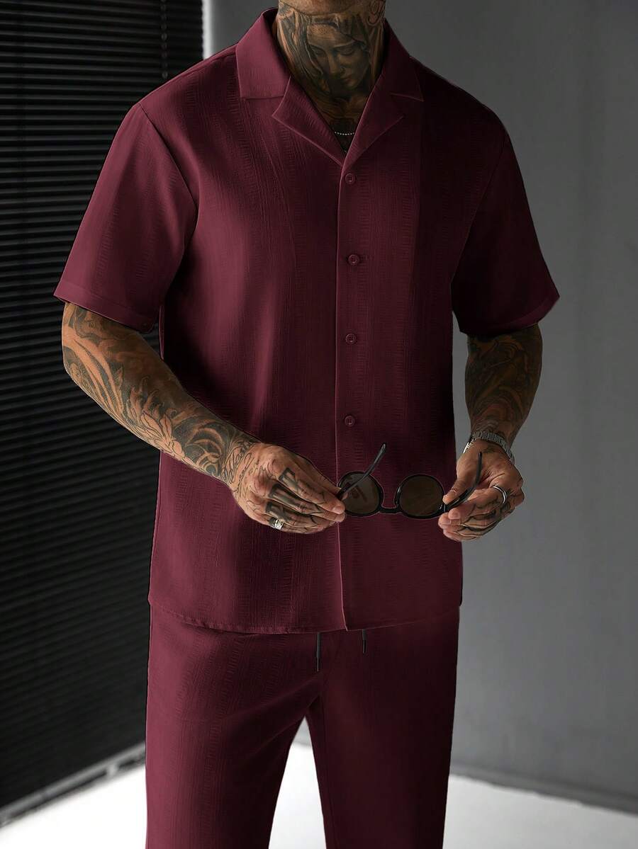 SLATEMANN 男士舒適素色提花克ريب布短袖襯衫與抽繩鬆緊腰長褲套裝,適合休閒度假、朋友約會、雞尾酒會、沙龍、聚會、日常辦公、極簡商務,特別適合春秋季節,適合自穿或作為送給朋友的禮物 - 酒紅色 - 查看 1