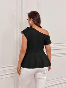 Femmeverse Áo thời trang nữ size lớn màu trơn, trang trí 3 bông hoa, thiết kế vai nhún - màu đen - Xem 2