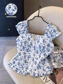 GlowEve 女款 2026 春夏新款碎花刺繡印花荷葉邊裝飾飄逸袖度假襯衫 白色與藍色花卉仙女風 - 藍白色 - 查看 4
