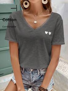 SHEIN Frenchy 愛心刺繡對比蕾絲飾邊V領T恤 - 深灰色 - 查看 1