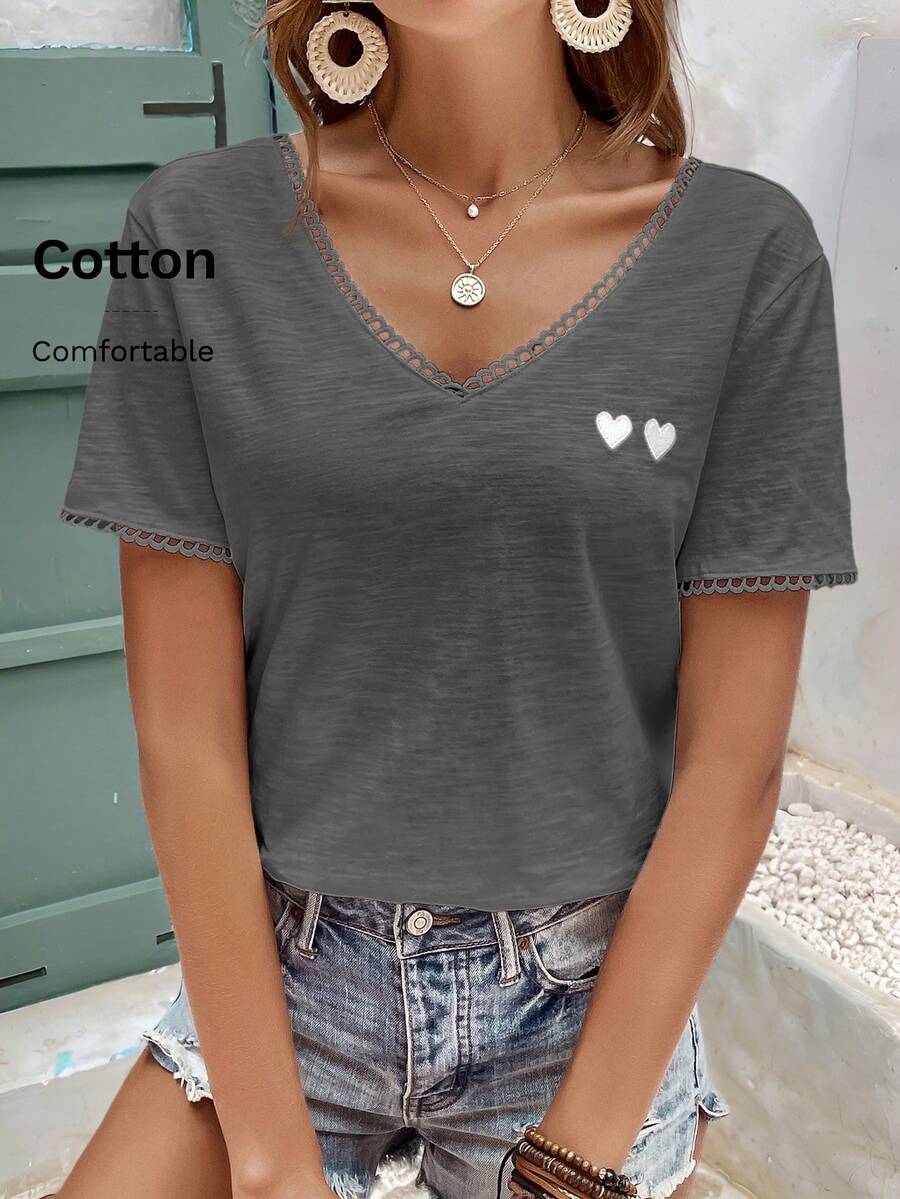 SHEIN Frenchy 愛心刺繡對比蕾絲飾邊V領T恤 - 深灰色 - 查看 1