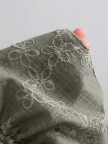 Sweetra 法式鄉村哥德風甜美清新鼠尾草綠刺繡百褶A字版型短袖女款春夏度假襯衫 - 軍綠色 - 查看 3