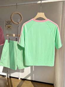 SHEIN 青少年女孩 T-Shirt 套裝，運動風，粉色與深綠色拼接短袖 T-Shirt 與短褲套裝，夏季寬鬆修身設計，輕量面料，適合日常穿著、休閒運動或穿搭 - 綠色 - 查看 2