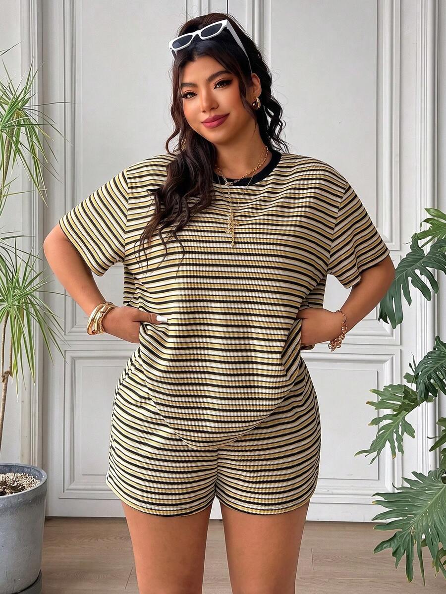 SHEIN EZwear 黑金配色女款大尺碼短袖T恤與短褲休閒簡約兩件套,適合健身、早午餐、辦公室、夏季度假、夏威夷 - 黃色 - 查看 1