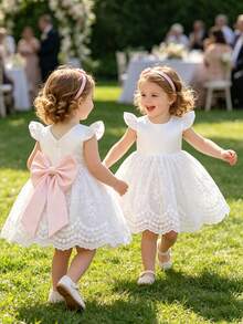 SHEIN Glamorique Kids 女嬰白色緞面刺繡蕾絲短袖洋裝，附可拆式蝴蝶結與蓬蓬裙設計，適合周歲生日派對、生日派對、婚禮花童、晚宴、高端親子活動、家庭聚會、親子拍照、畢業舞會等重要場合，可愛嬰兒公主裙，適合夏季日常與度假穿著 - 白色 - 查看 3