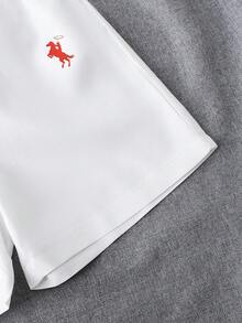SHEIN 2件組男童夏季舒適條紋針織布短袖 Polo 領 T 恤與短褲套裝，簡約優雅設計，適合日常穿著、學校、戶外活動與運動休閒，男童華夫格條紋 2 件組，兒童夏季短袖短褲套裝 - 藍白色 - 查看 4