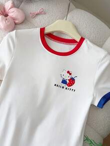 Resyla HELLO KITTY AND FRIENDS | SHEIN Collaboration 白色短袖 T 恤，紅色領口配黃色與藍色對比袖口，胸前草莓卡通印花，圓領修身女款上衣 - 白色 - 查看 6